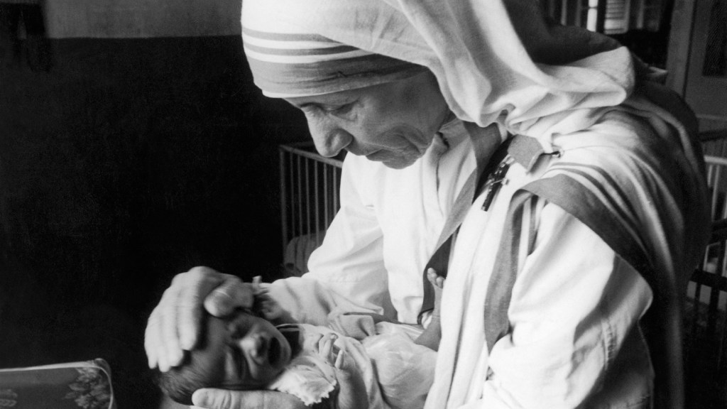 Mother Teresa And A Newborn Orphan In Calcutta 1971